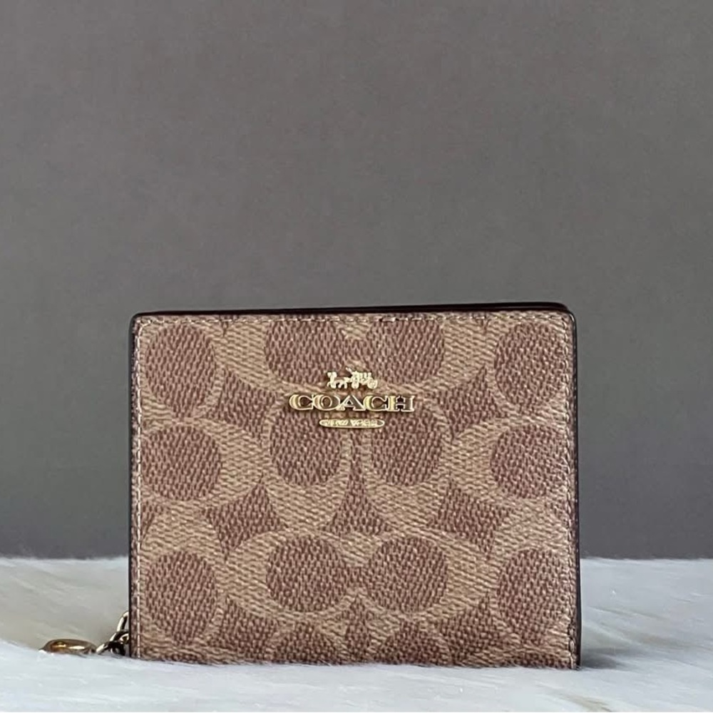 CW789 - Coach Snap Wallet In Signature Canvas
